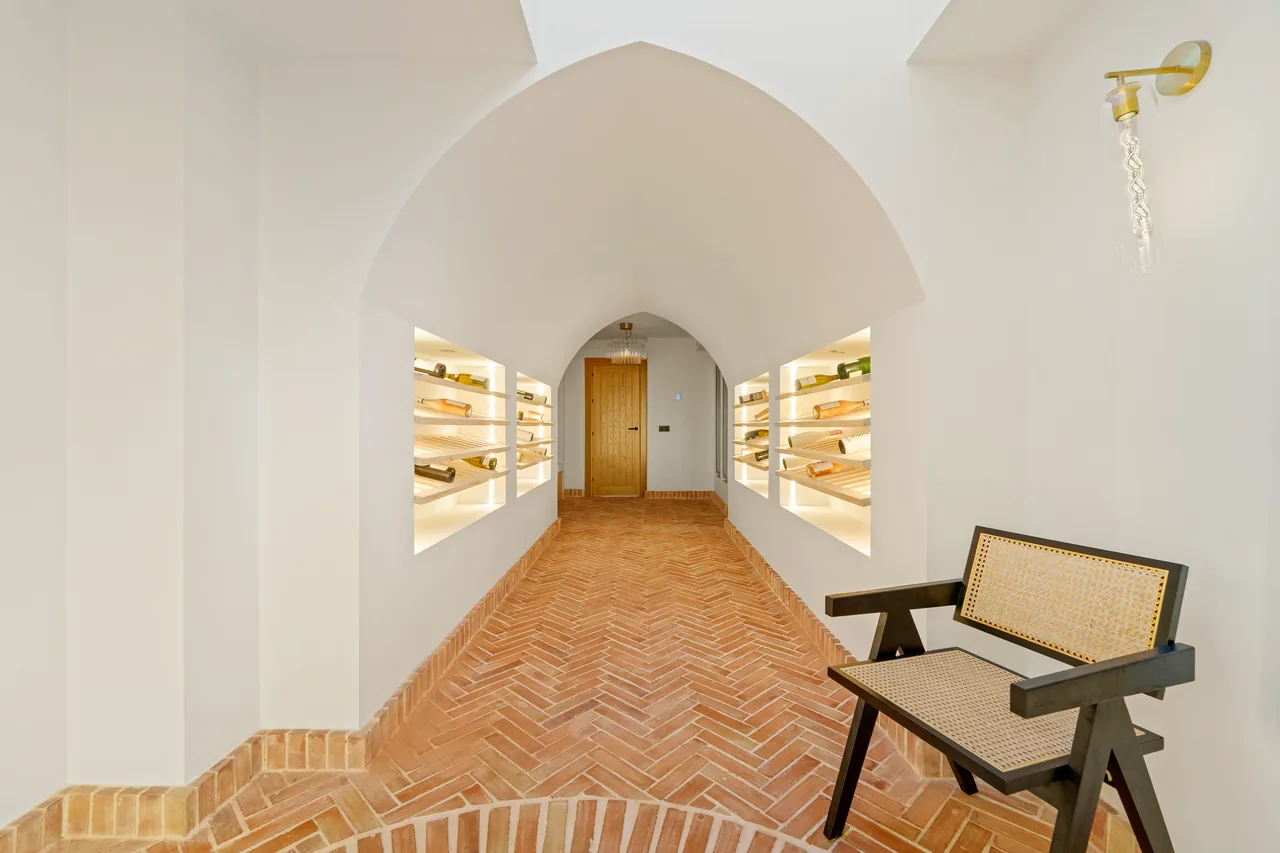 6-bedroom villa in Nueva Andalucia with private pool and private garden — image 15