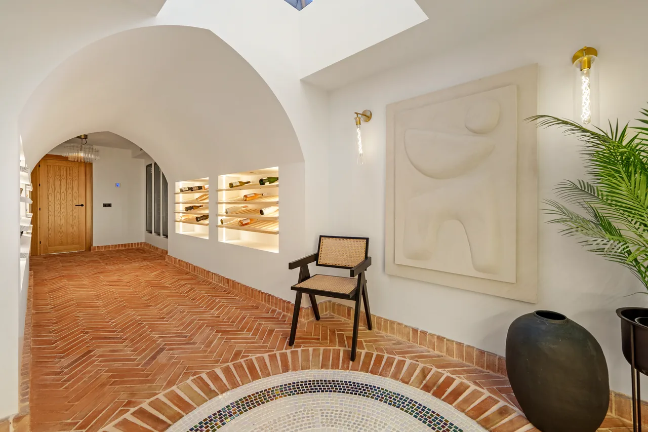 6-bedroom villa in Nueva Andalucia with private pool and private garden — image 16