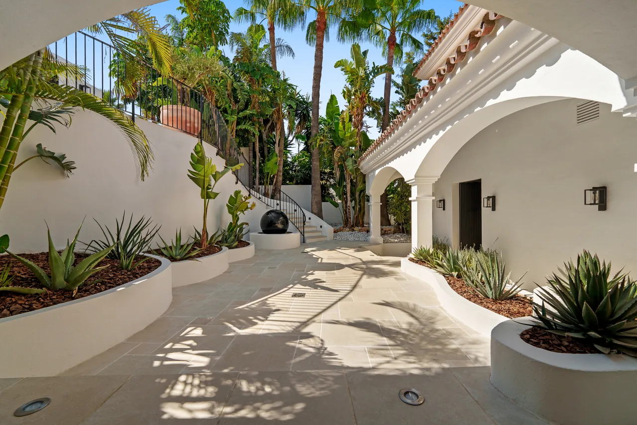 6-bedroom villa in Nueva Andalucia with private pool and private garden — image 18