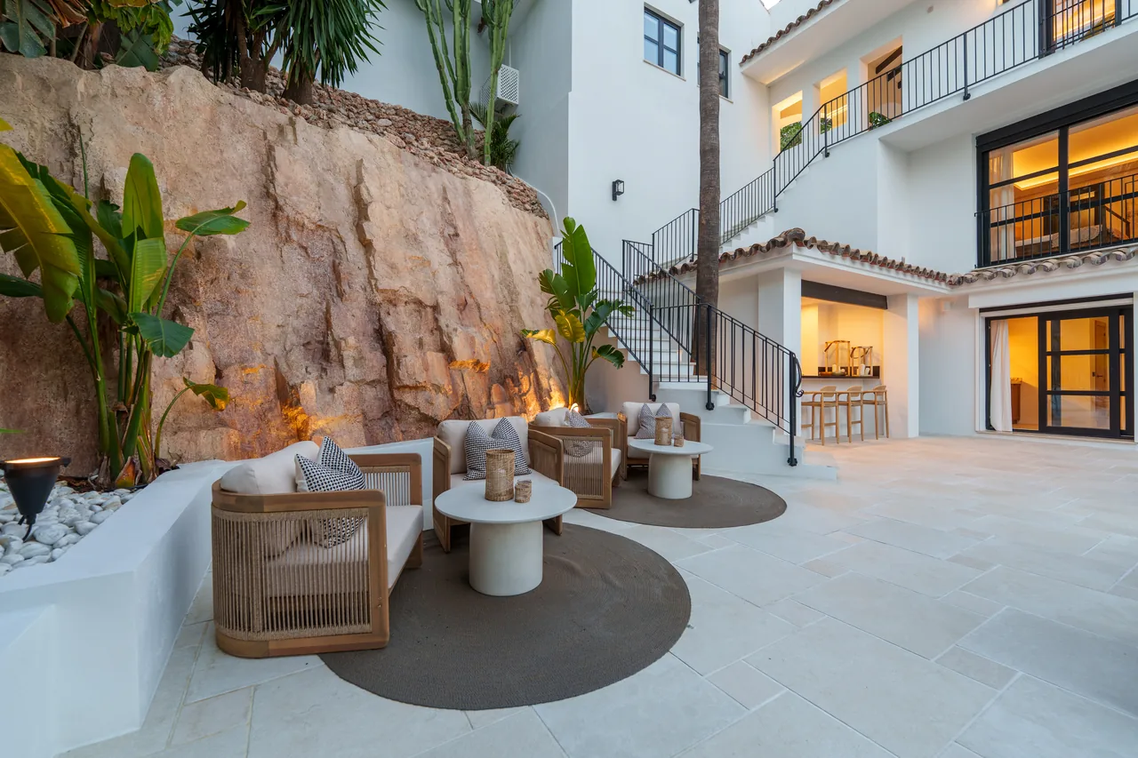 6-bedroom villa in Nueva Andalucia with private pool and private garden — image 19
