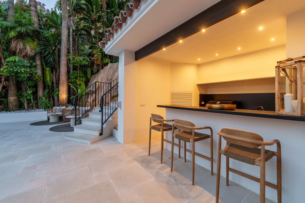 6-bedroom villa in Nueva Andalucia with private pool and private garden — image 20