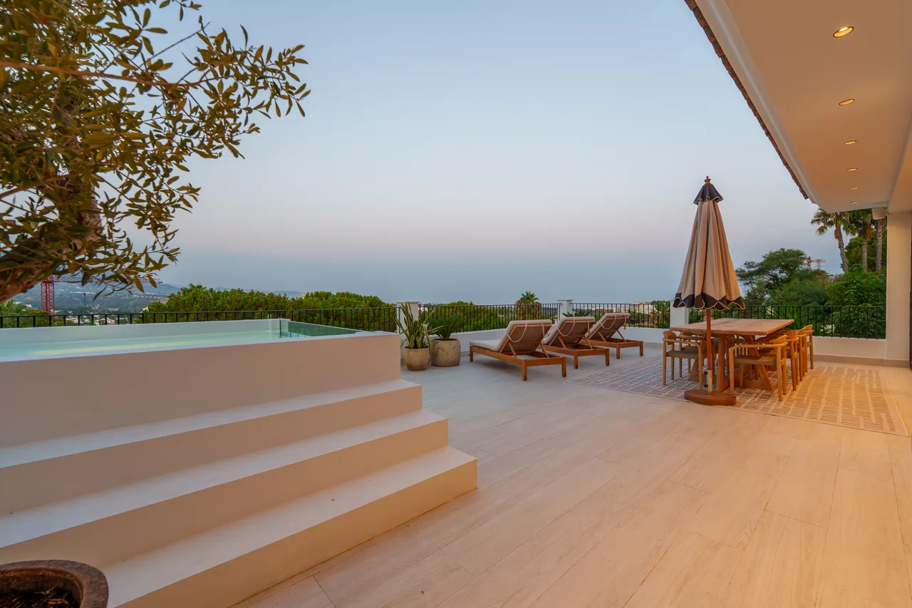 6-bedroom villa in Nueva Andalucia with private pool and private garden — image 22
