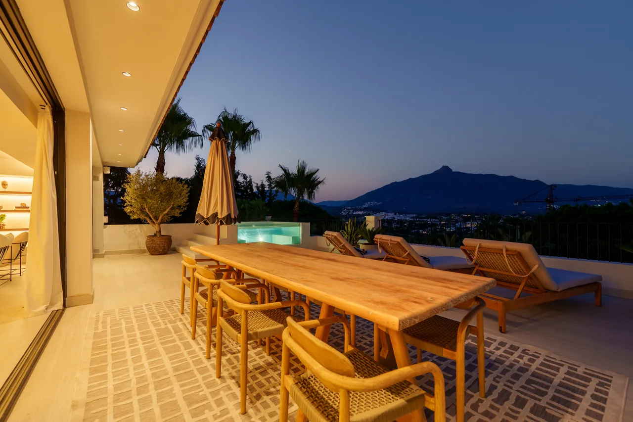 6-bedroom villa in Nueva Andalucia with private pool and private garden — image 24