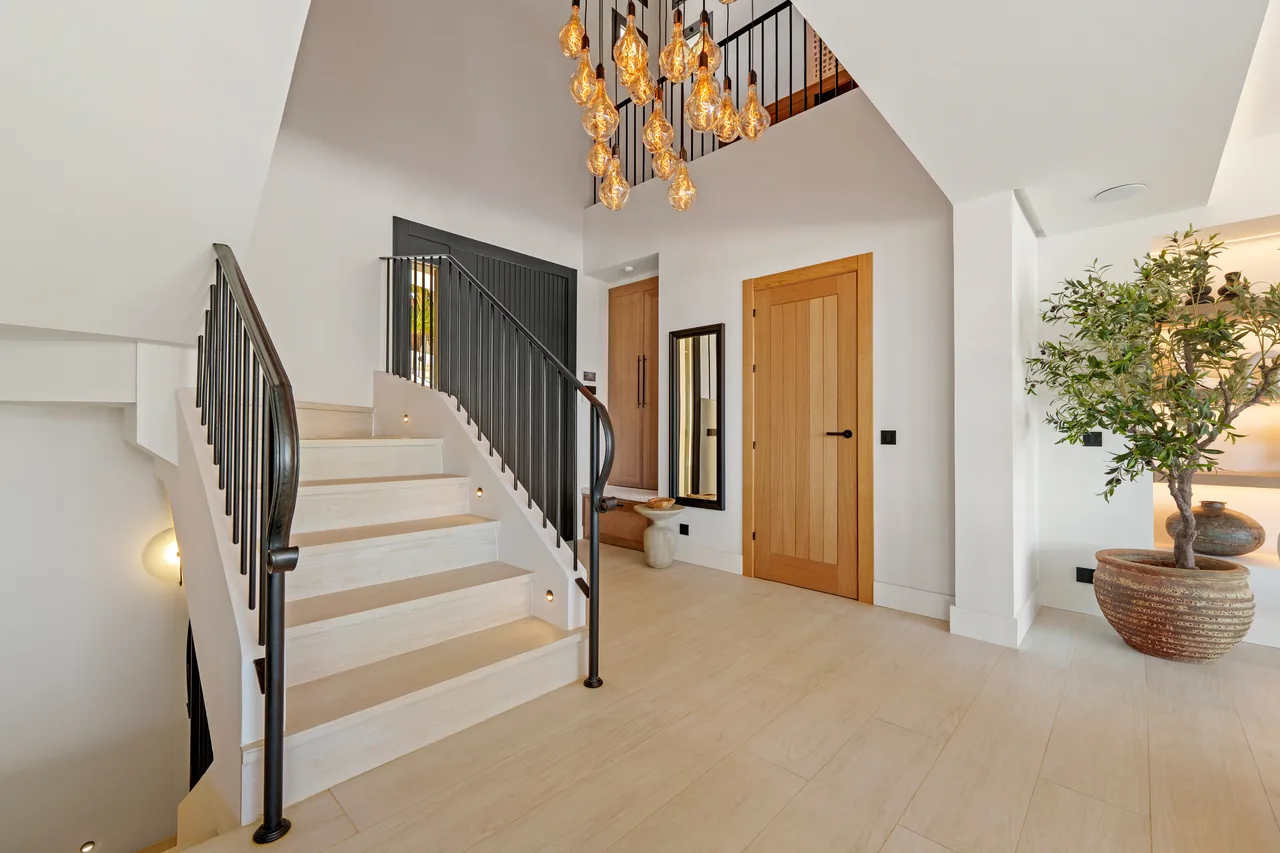 6-bedroom villa in Nueva Andalucia with private pool and private garden — image 30