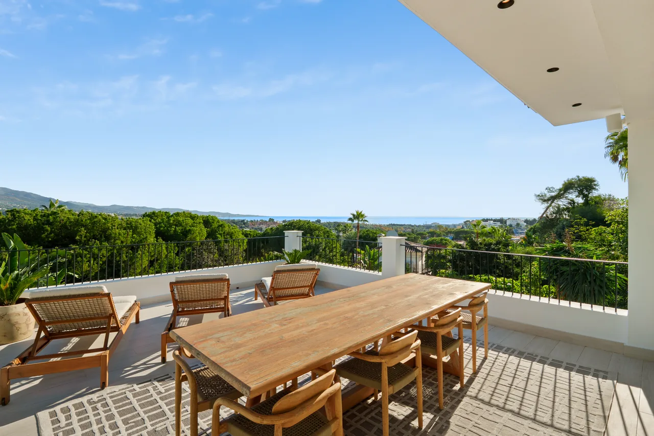 6-bedroom villa in Nueva Andalucia with private pool and private garden — image 34