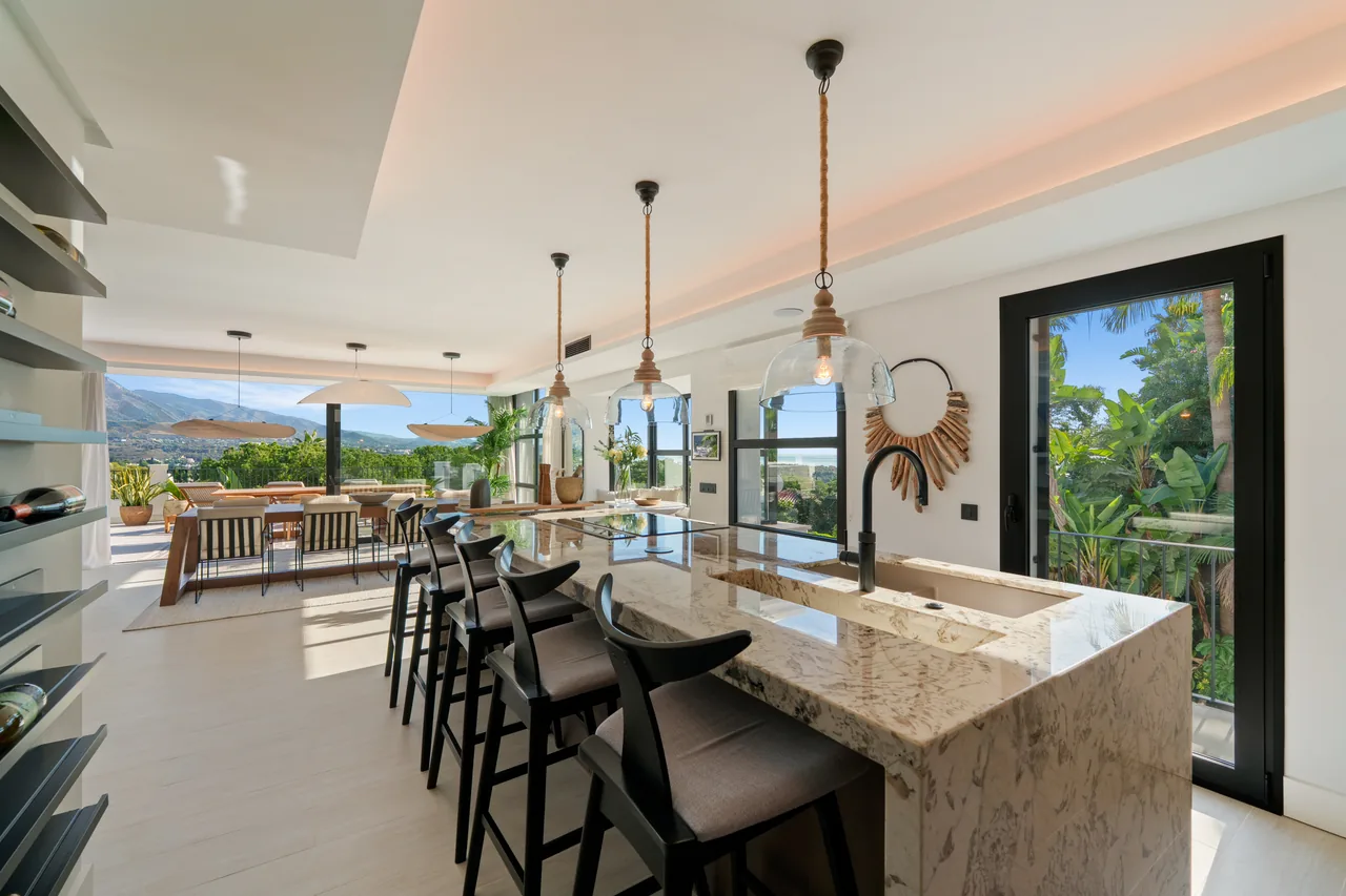 6-bedroom villa in Nueva Andalucia with private pool and private garden — image 40