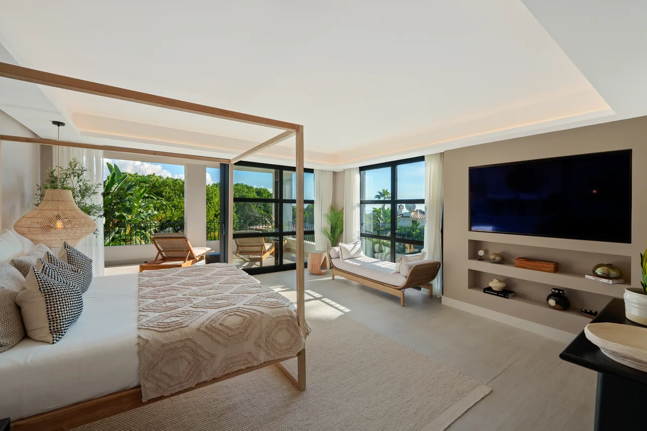 6-bedroom villa in Nueva Andalucia with private pool and private garden — image 44