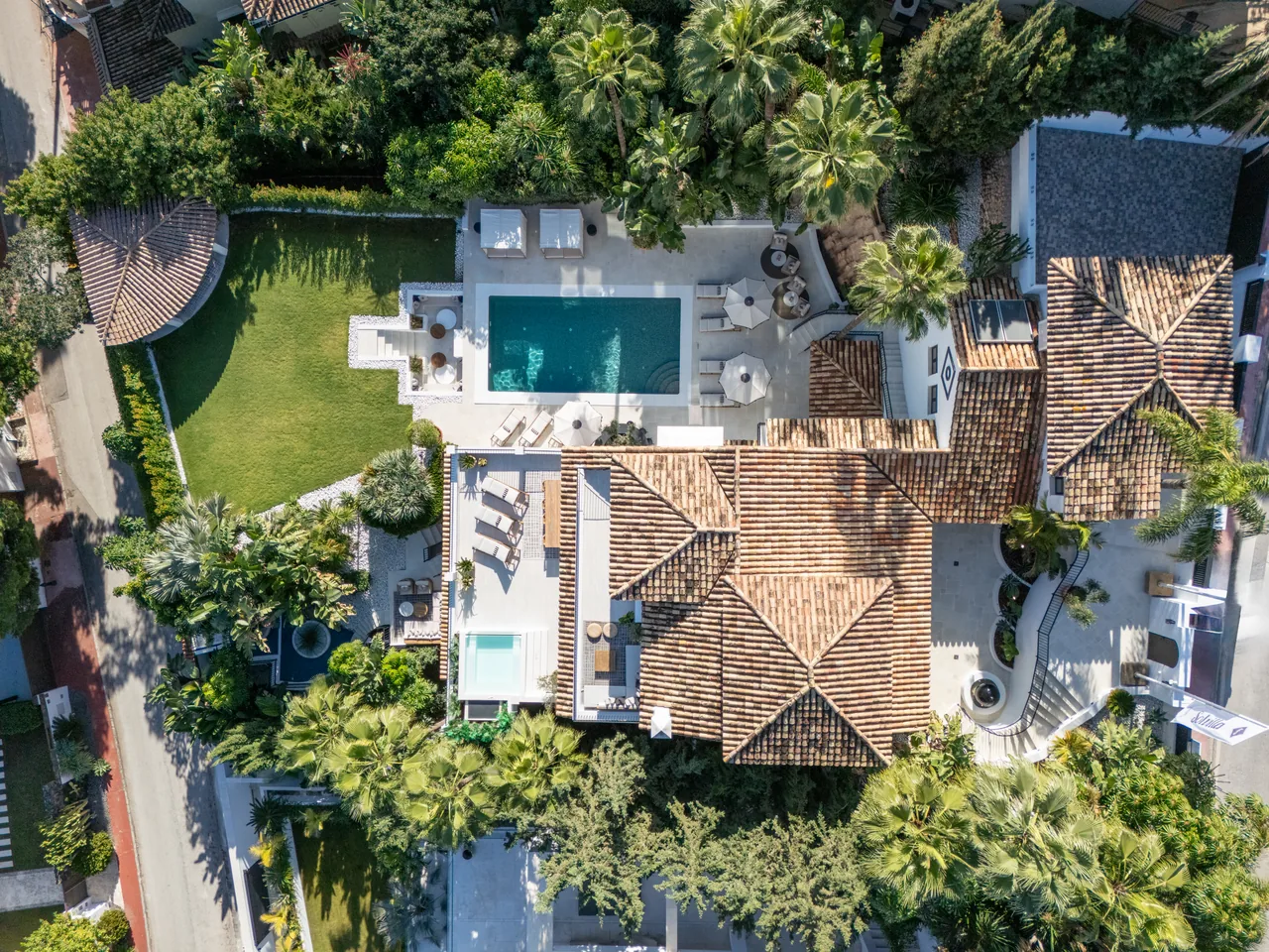 6-bedroom villa in Nueva Andalucia with private pool and private garden — image 53