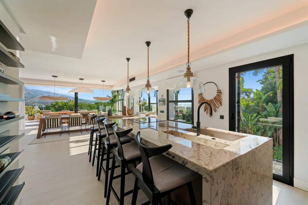 6-bedroom villa in Nueva Andalucia with private pool and private garden — image 61