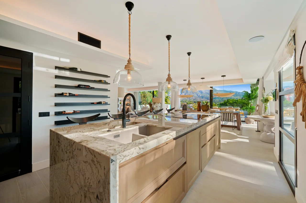 6-bedroom villa in Nueva Andalucia with private pool and private garden — image 62