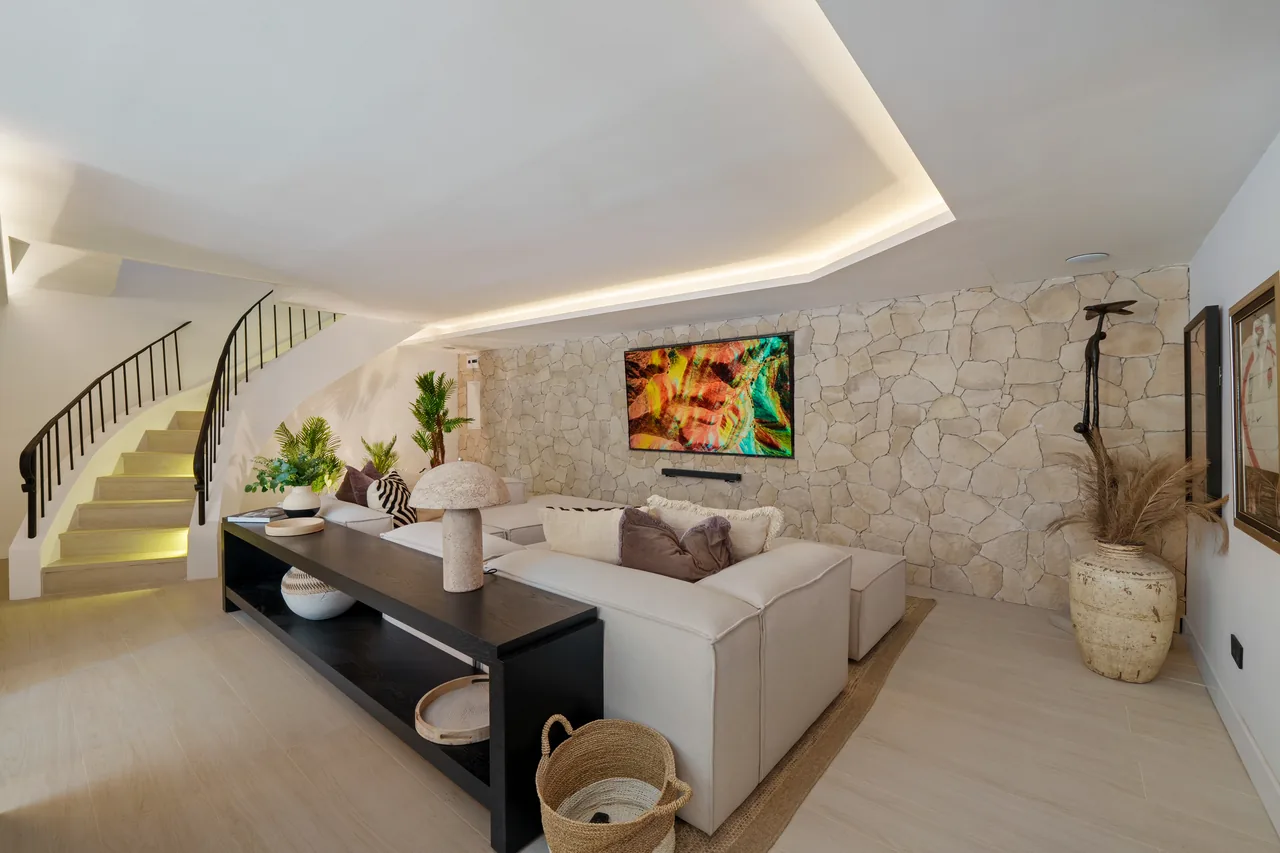 6-bedroom villa in Nueva Andalucia with private pool and private garden — image 67
