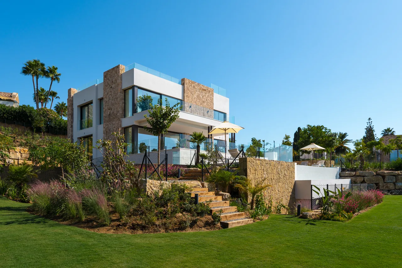 5-bedroom villa in Marbella Hill Club with private pool and private garden — image 11