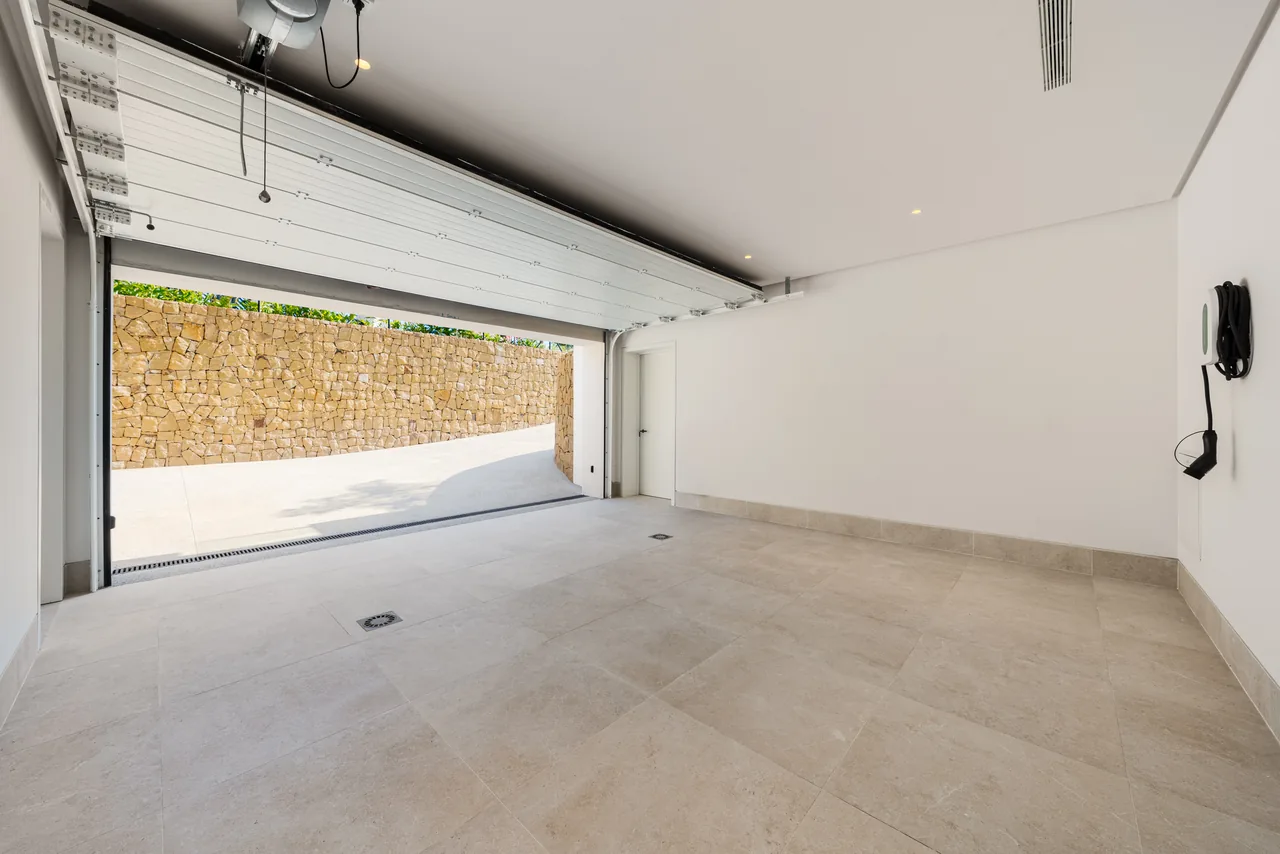 5-bedroom villa in Marbella Hill Club with private pool and private garden — image 23