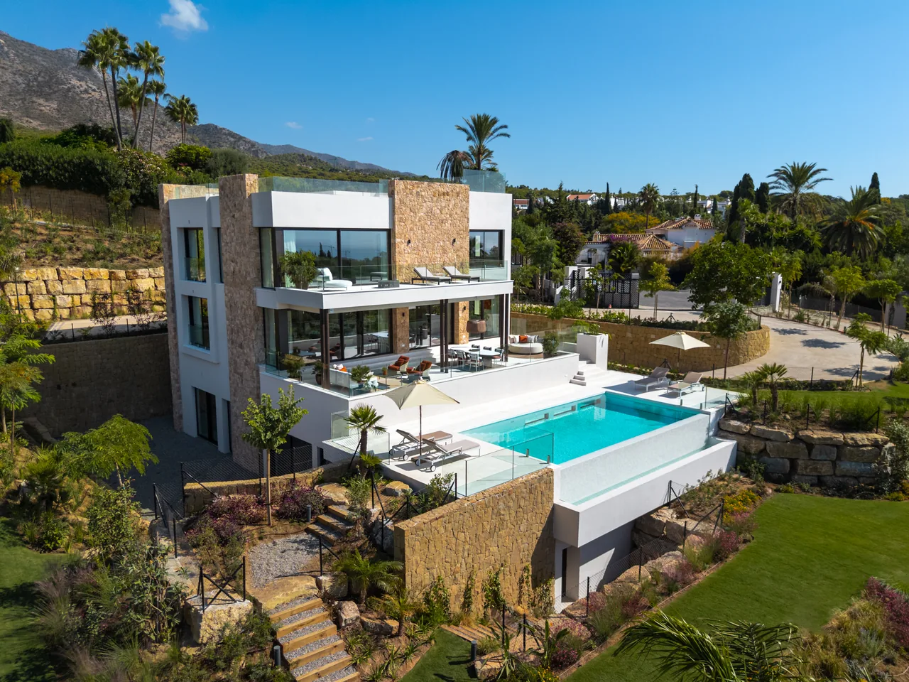 5-bedroom villa in Marbella Hill Club with private pool and private garden — image 28