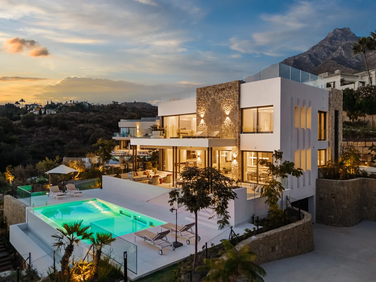 5-bedroom villa in Marbella Hill Club with private pool and private garden