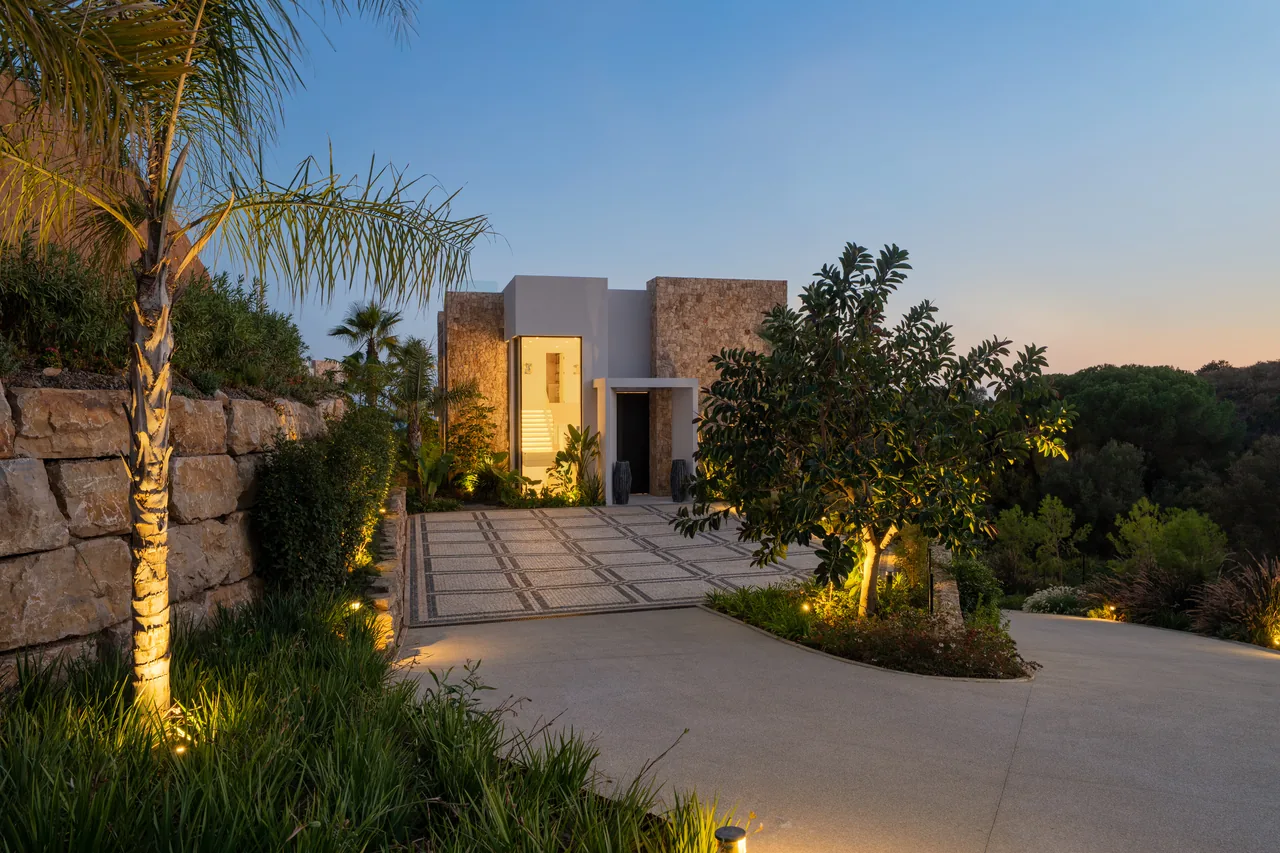 5-bedroom villa in Marbella Hill Club with private pool and private garden — image 2