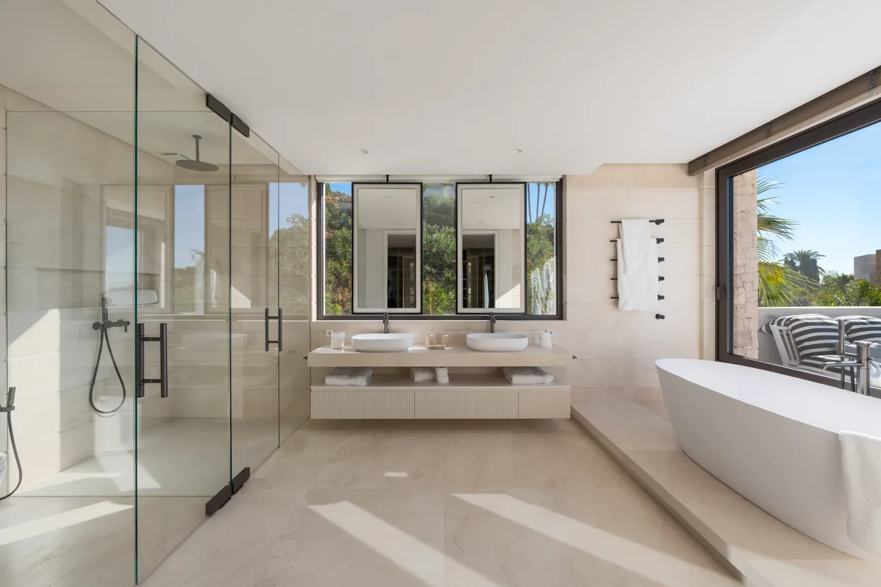 5-bedroom villa in Marbella Hill Club with private pool and private garden — image 16