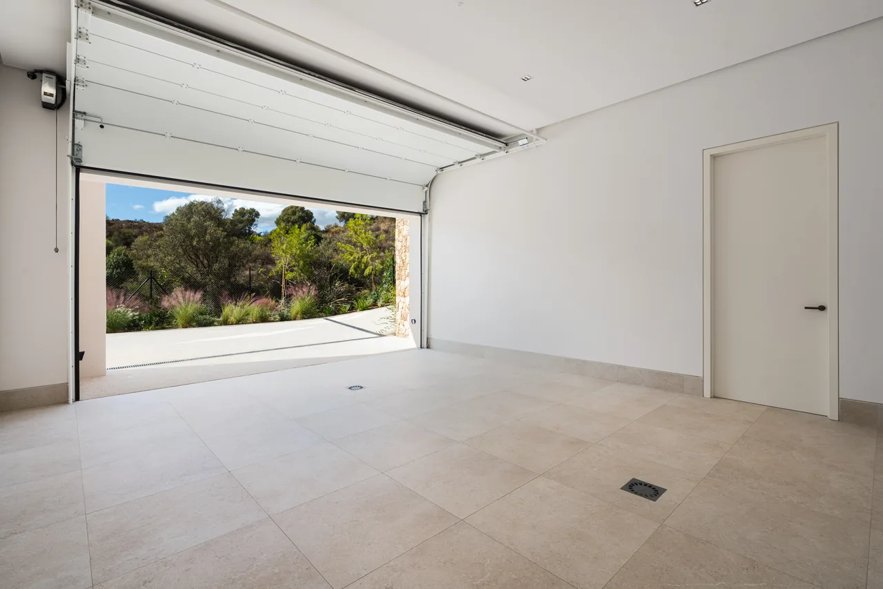 5-bedroom villa in Marbella Hill Club with private pool and private garden — image 28