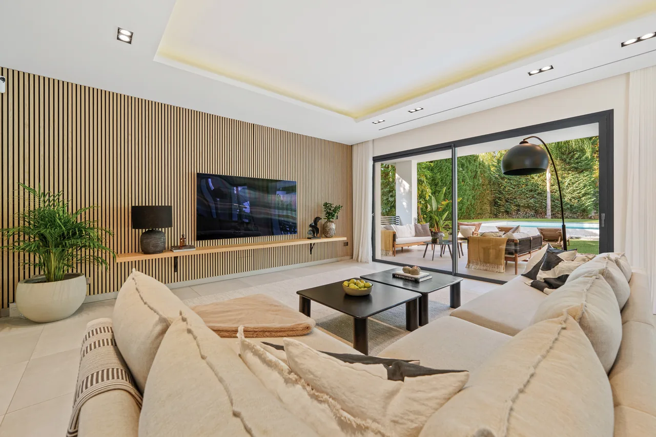 5-bedroom villa in Nueva Andalucia with private pool and private garden — image 6