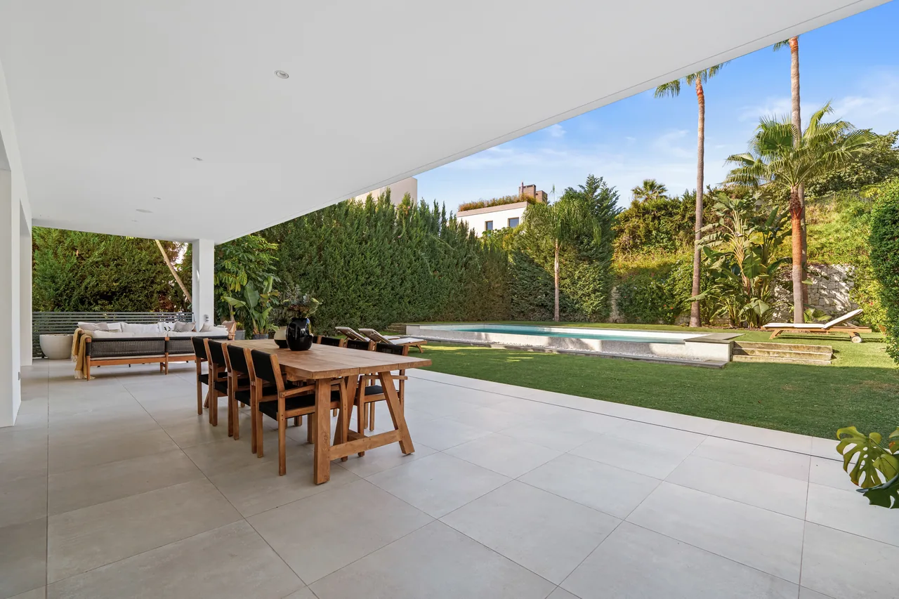 5-bedroom villa in Nueva Andalucia with private pool and private garden — image 7