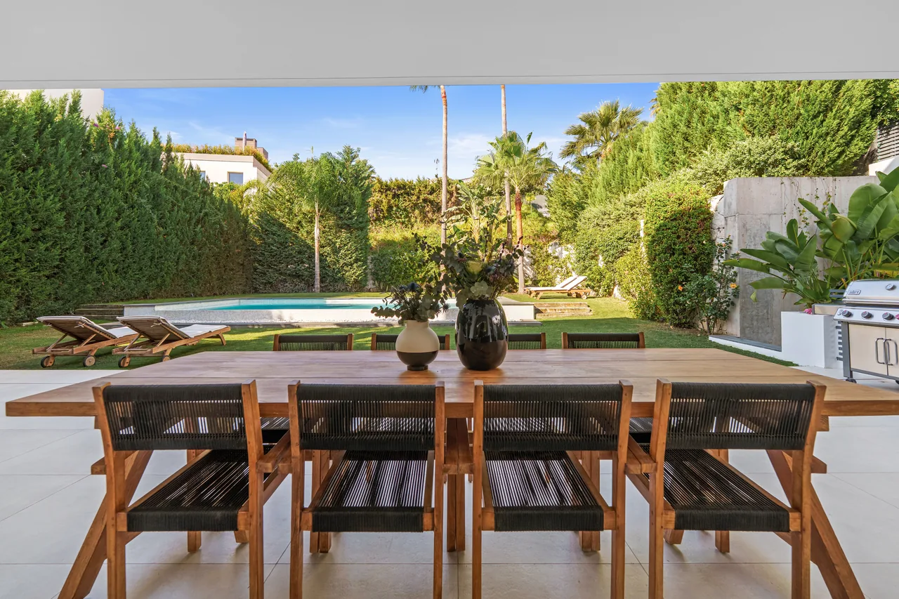 5-bedroom villa in Nueva Andalucia with private pool and private garden — image 8