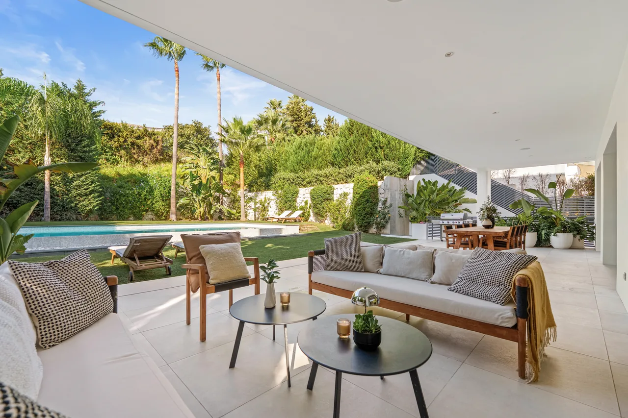 5-bedroom villa in Nueva Andalucia with private pool and private garden — image 9
