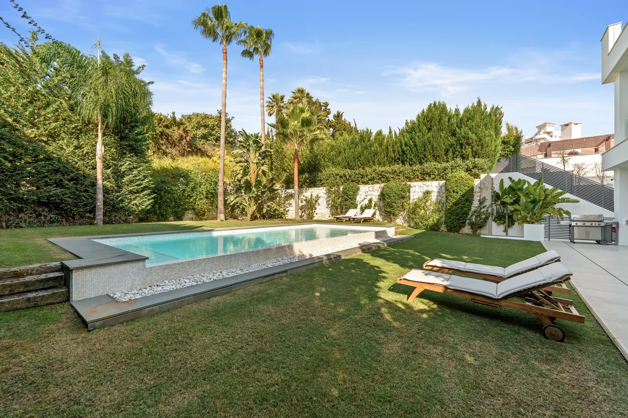 5-bedroom villa in Nueva Andalucia with private pool and private garden — image 10