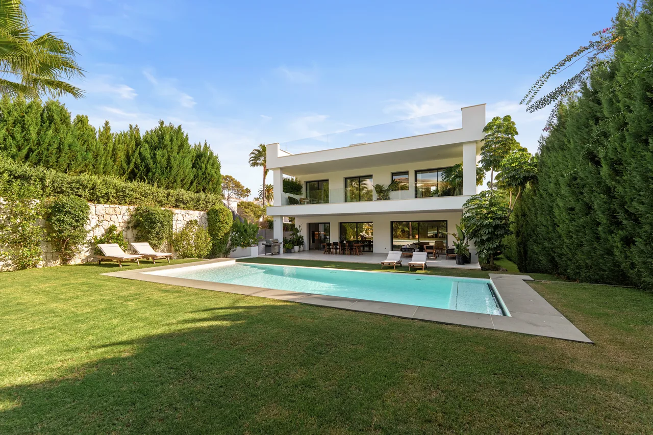 5-bedroom villa in Nueva Andalucia with private pool and private garden — image 11