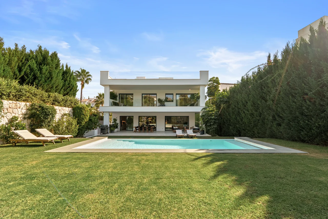 5-bedroom villa in Nueva Andalucia with private pool and private garden — image 12