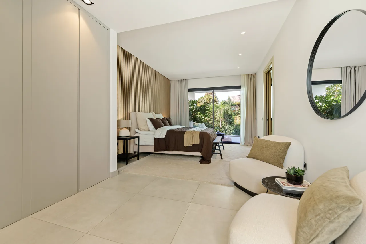 5-bedroom villa in Nueva Andalucia with private pool and private garden — image 13
