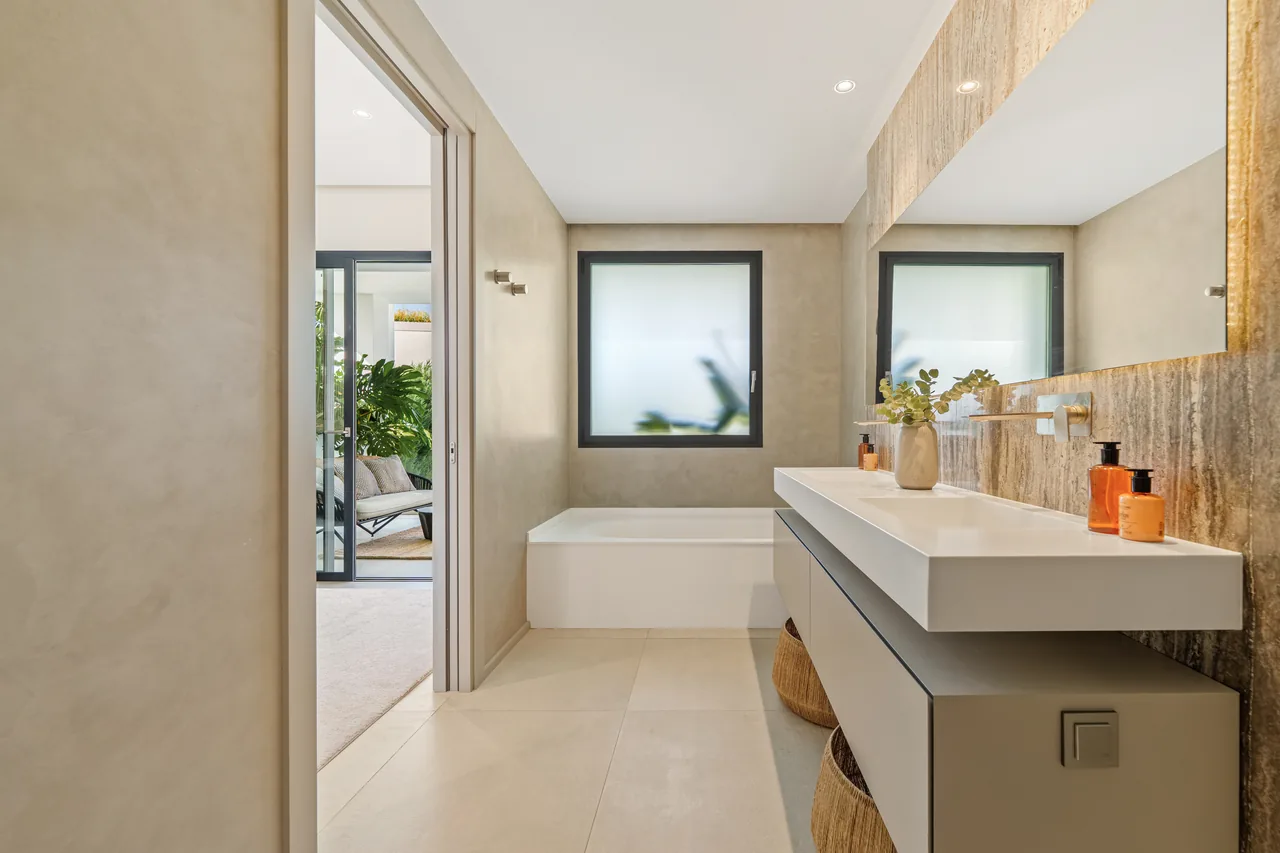 5-bedroom villa in Nueva Andalucia with private pool and private garden — image 16
