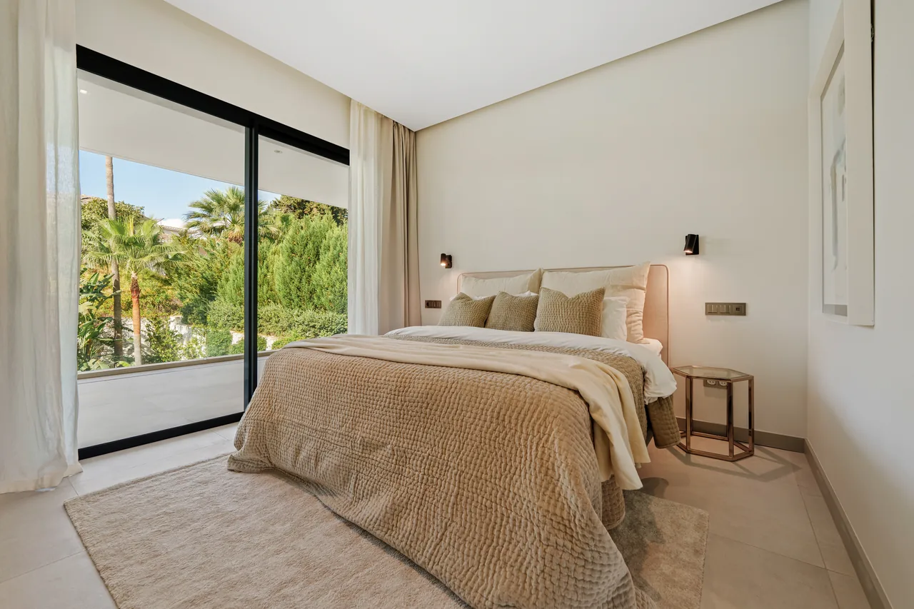 5-bedroom villa in Nueva Andalucia with private pool and private garden — image 21