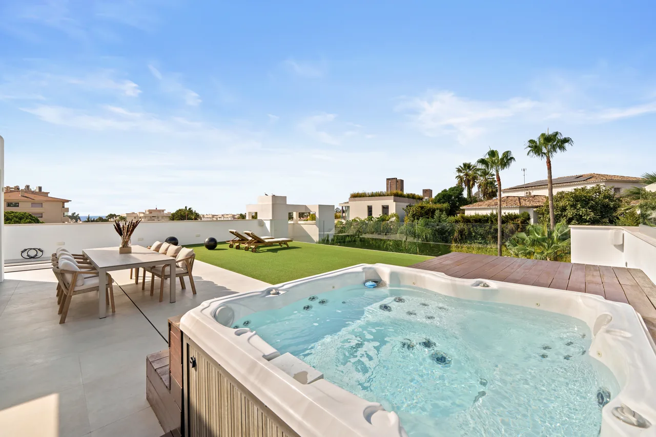 5-bedroom villa in Nueva Andalucia with private pool and private garden — image 24