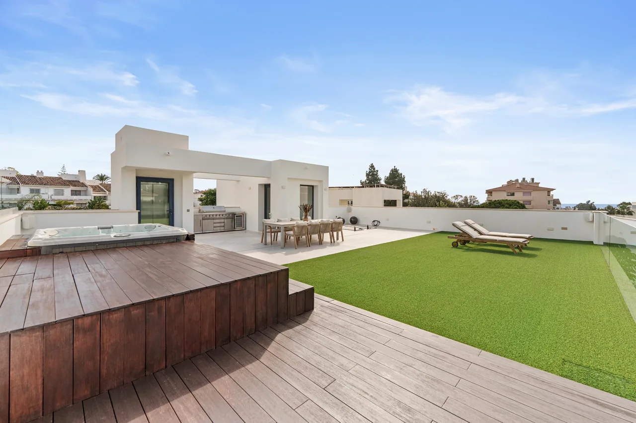 5-bedroom villa in Nueva Andalucia with private pool and private garden — image 25