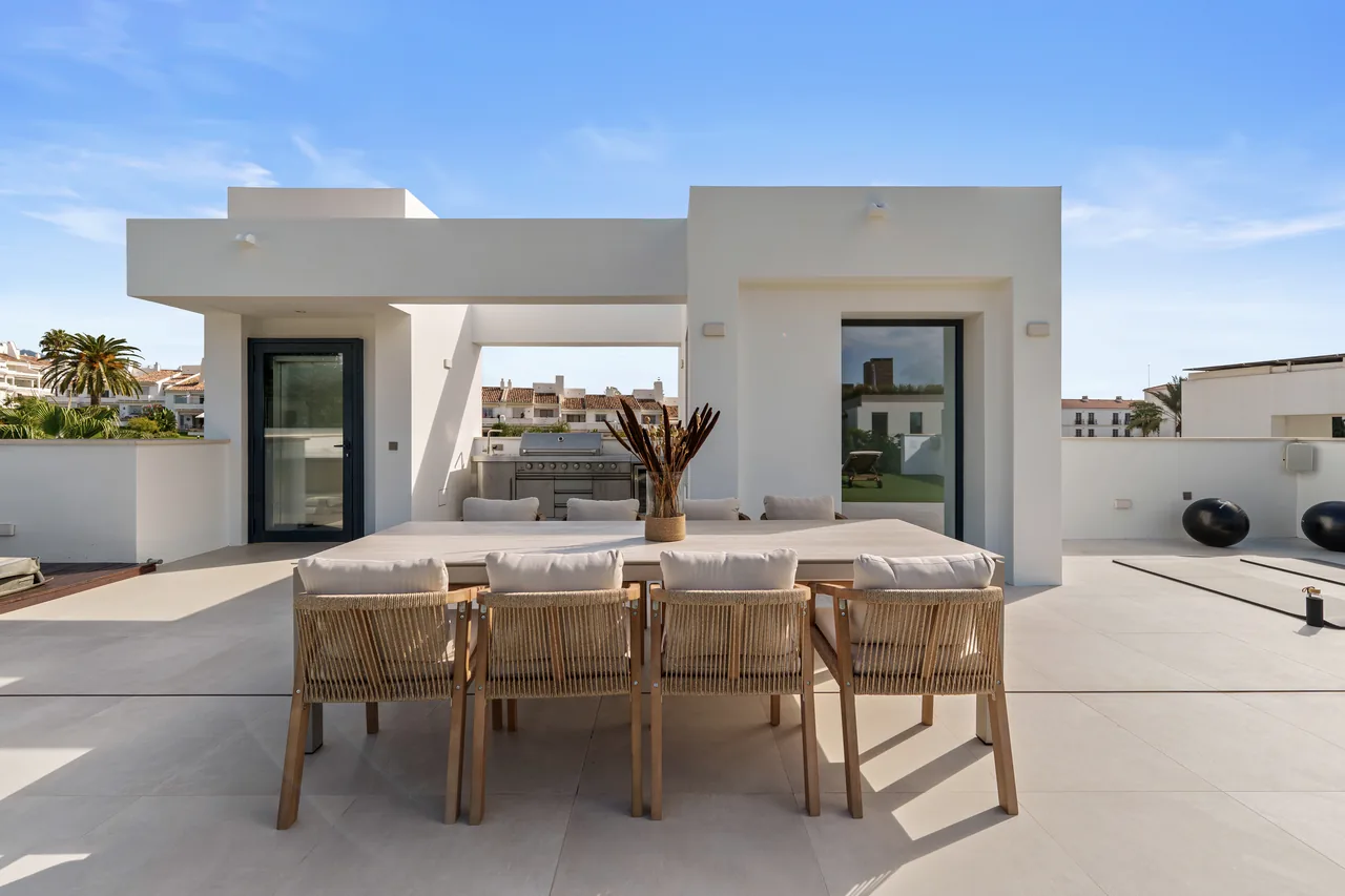 5-bedroom villa in Nueva Andalucia with private pool and private garden — image 26