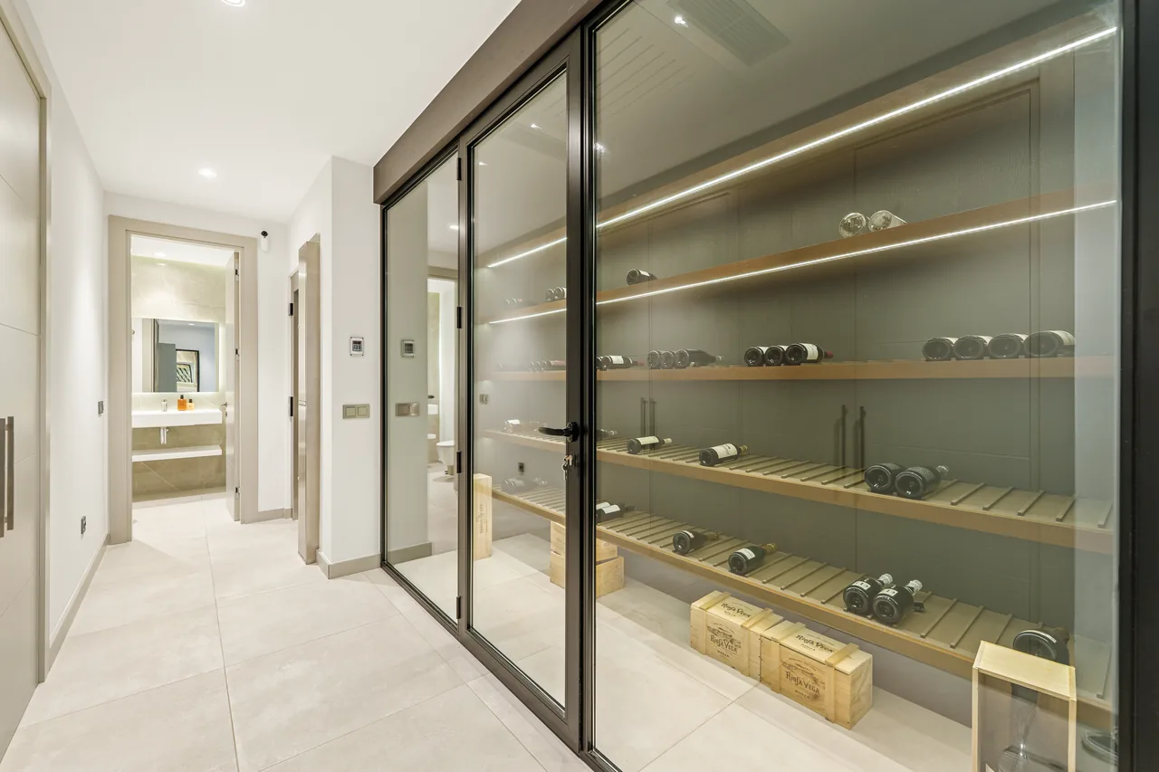 5-bedroom villa in Nueva Andalucia with private pool and private garden — image 27