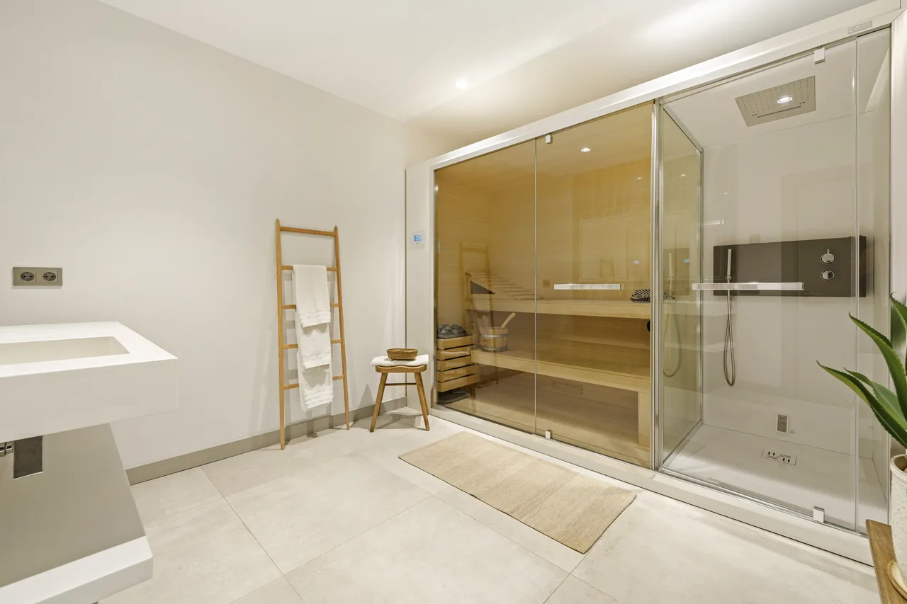 5-bedroom villa in Nueva Andalucia with private pool and private garden — image 29