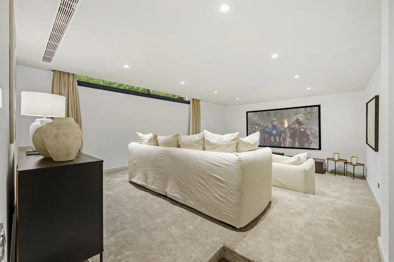 5-bedroom villa in Nueva Andalucia with private pool and private garden — image 32