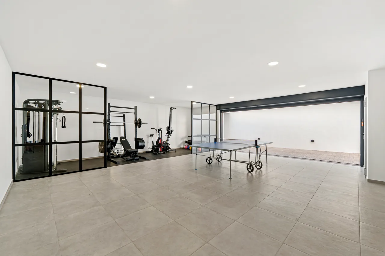 5-bedroom villa in Nueva Andalucia with private pool and private garden — image 33