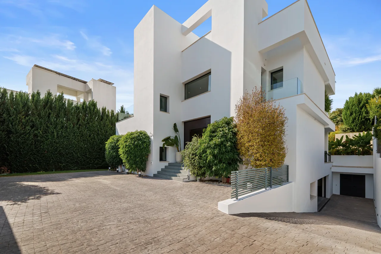 5-bedroom villa in Nueva Andalucia with private pool and private garden — image 34