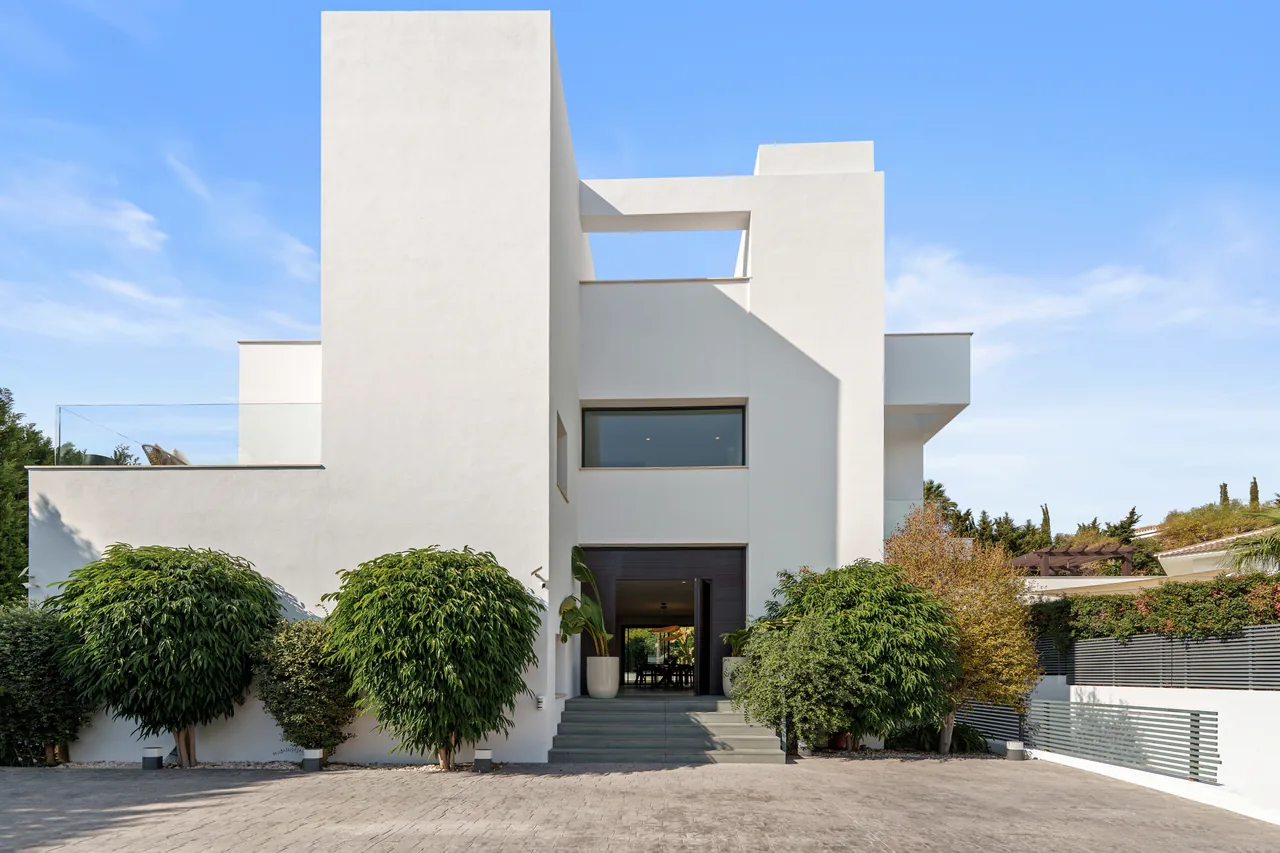 5-bedroom villa in Nueva Andalucia with private pool and private garden — image 35