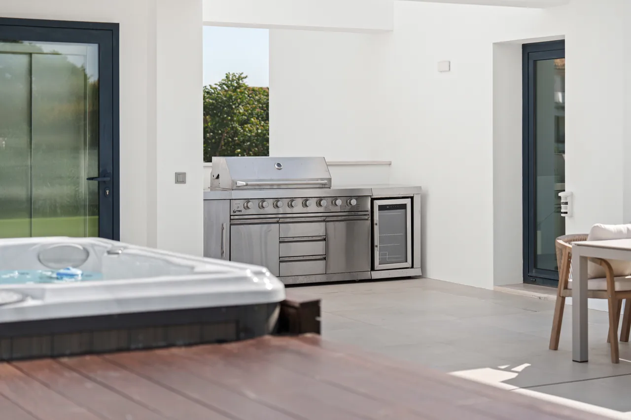 5-bedroom villa in Nueva Andalucia with private pool and private garden — image 36