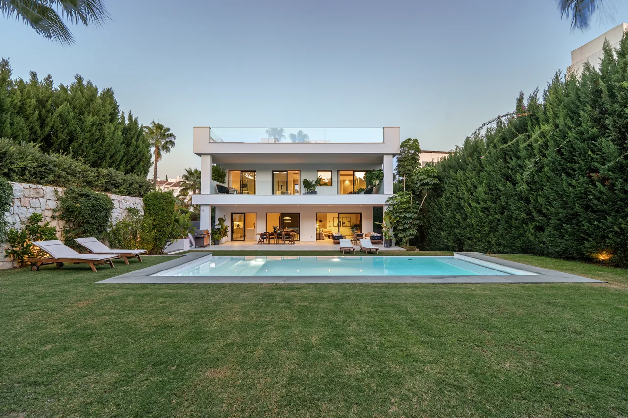 5-bedroom villa in Nueva Andalucia with private pool and private garden — image 40