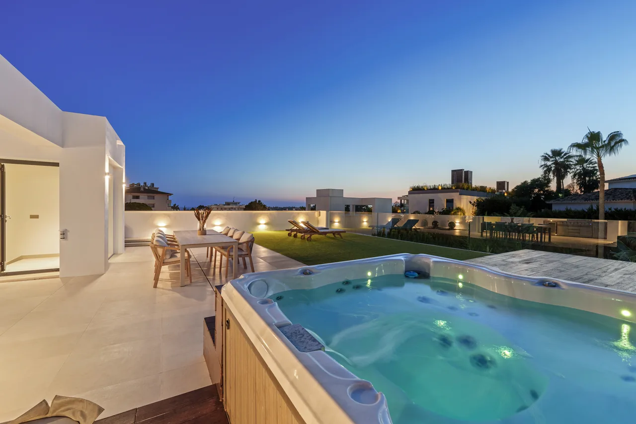 5-bedroom villa in Nueva Andalucia with private pool and private garden — image 42