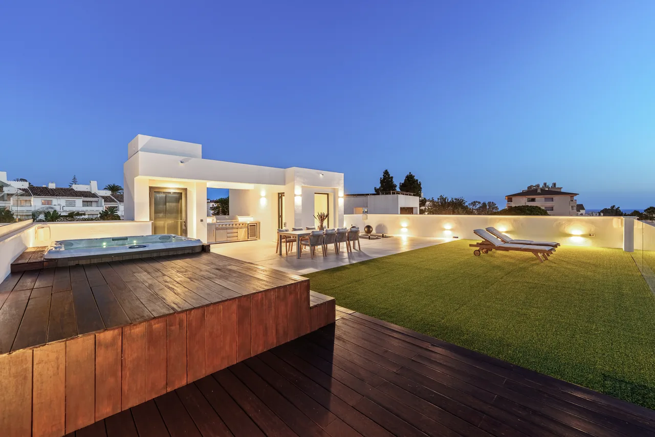 5-bedroom villa in Nueva Andalucia with private pool and private garden — image 43
