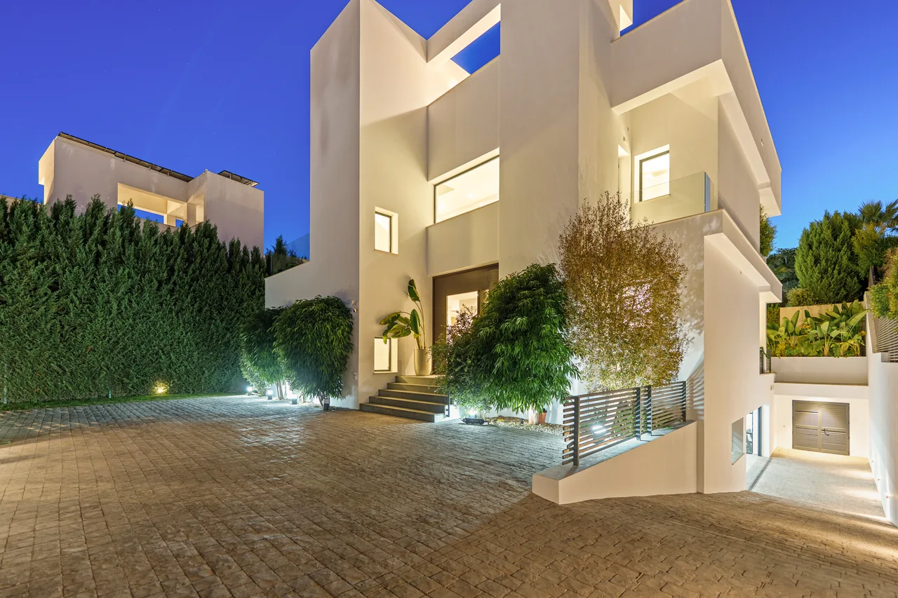 5-bedroom villa in Nueva Andalucia with private pool and private garden — image 47