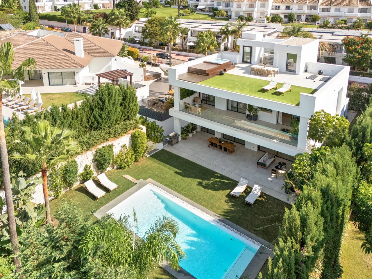 5-bedroom villa in Nueva Andalucia with private pool and private garden — image 49