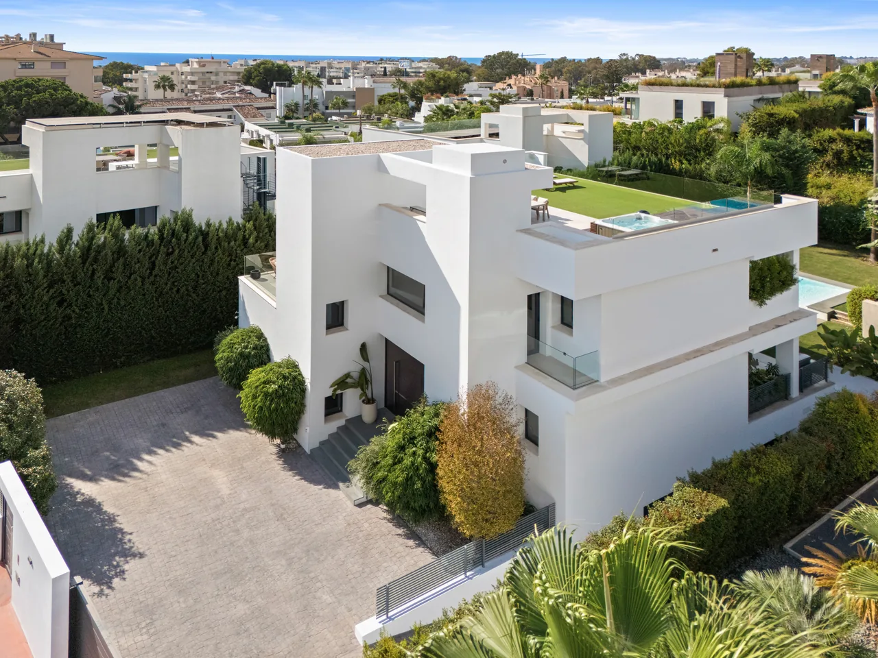 5-bedroom villa in Nueva Andalucia with private pool and private garden — image 51