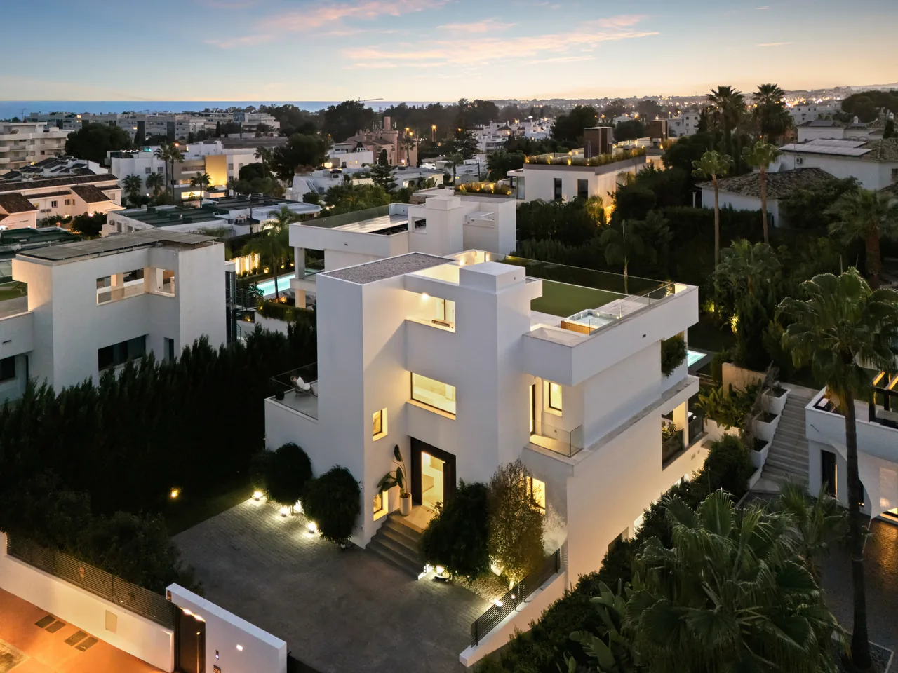 5-bedroom villa in Nueva Andalucia with private pool and private garden — image 52