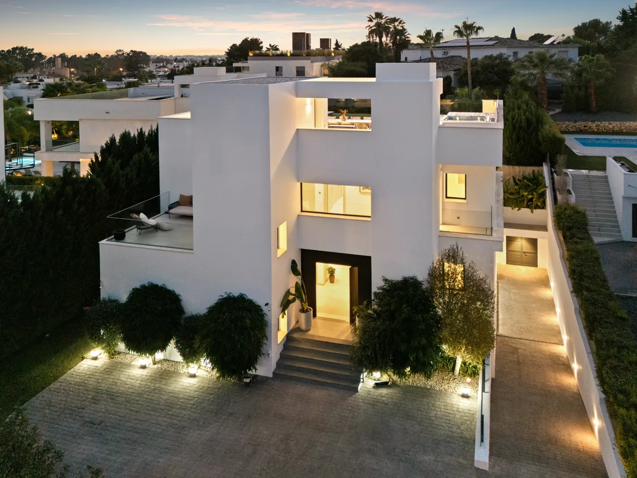 5-bedroom villa in Nueva Andalucia with private pool and private garden — image 53